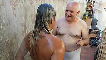 El Abuelo Caliente De Paty Butt Se Pone Travieso En La Playa