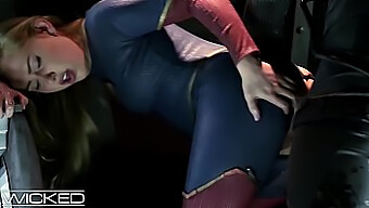 الأصابع والبلع العميق: هيمنة الشرج لـ Supergirl..