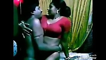 Ibu Tiri Yang Menggoda Mengambil Kendali Dan Mendominasi Suaminya Dalam Video Porno India Ini.