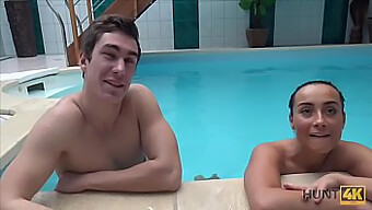 Aventura Sexual De Corno Em Piscina Privativa