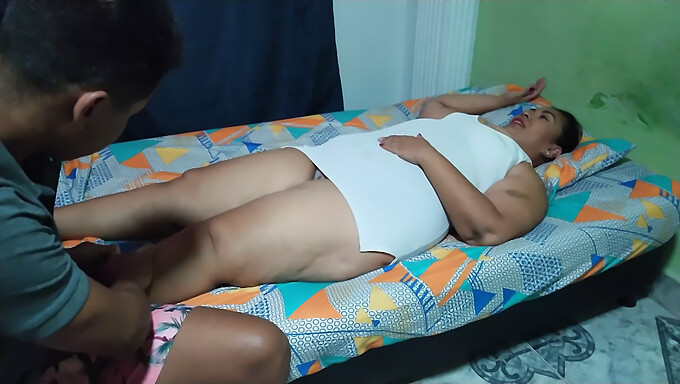 Amatör Milf Ev Yapımı Videoda Orgazma Giden Yolu Parmaklıyor