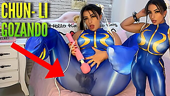 Hentai-Pige I Sexet Chun Li Cosplay Nyder Sin Vibrator Og Suger Sig Selv