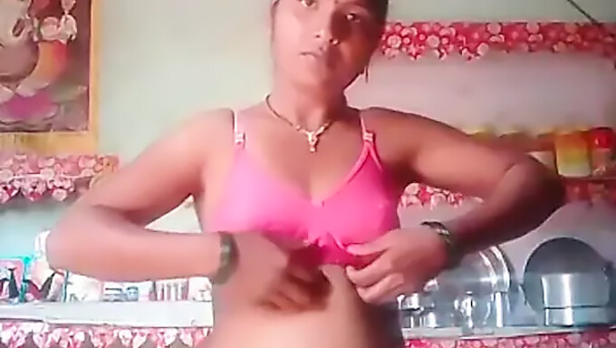 Les Gros Seins Et La Chatte D'Une Tante Indienne S'Affichent En Vidéo Hd