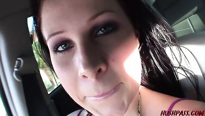 La Plantureuse Gianna Michaels Donne Une Branlette Espagnole Et Se Fait Baiser Fort