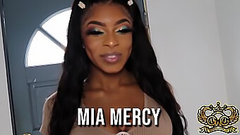 Mia Mercy Tar På Sig En Massiv Kuk Och Sväljer Två Enorma Laddningar I Den Här Videon