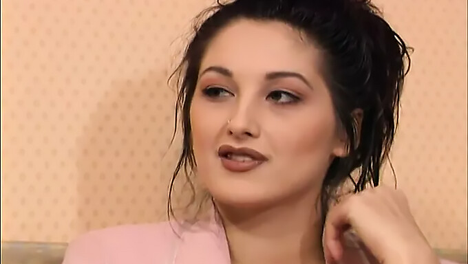 Büyük Doğal Göğüslere Ve Sert Eyleme Sahip Retro Fransız Pornosu