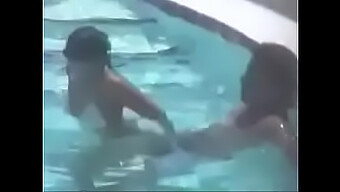 Pasangan Sensual Di Kolam Basah Dan Panas