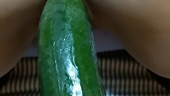 Gran Pepino Y Más: Castigo De Una Pelirroja Por Ser Una Puta Infiel