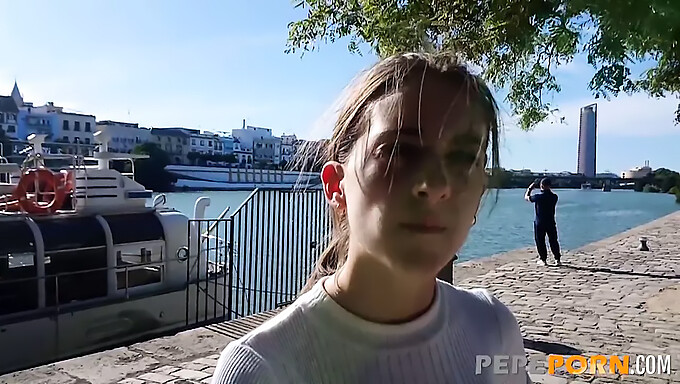 Teen Anita Si Užívá Trojku S Dvěma Dobře Vybavenými Muži