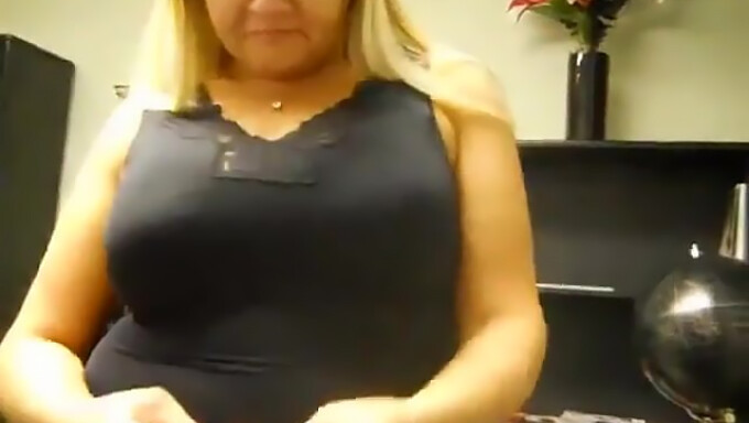 Eine Entzückende Webcam-Milf Mit Natürlichen Großen Brüsten