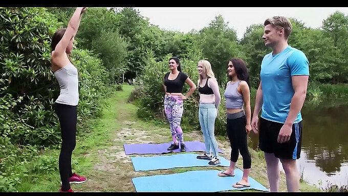 L'Erezione Di Un Uomo Britannico Viene Catturata Durante Lo Yoga