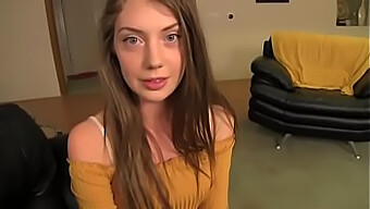 La Giovane Elena Koshka Di 18 Anni In Un Video Carino